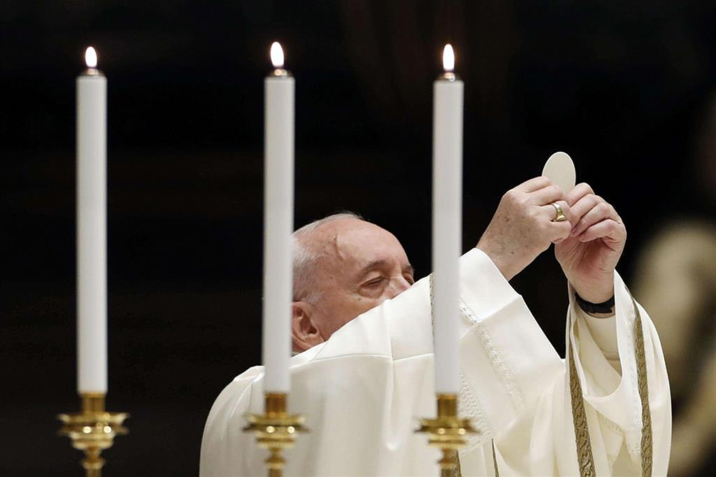 Papa Francesco celebra la Veglia pasquale a San Pietro